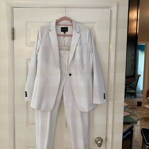 Banana Republic White Cropped Ankle Pants  jacket is size 10 trouser pants are 8